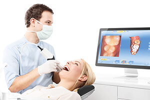 dentist mapping patients teeth with dental software