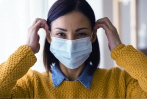 Woman wearing a face mask to go to the dentist